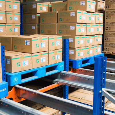 キャリヤーとシャトルカー 三次元倉庫収納システム 自動収納と回収システム ASRS