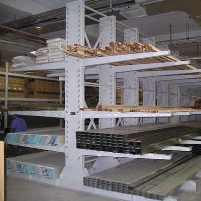 長い突出の腕を搭載する片持梁悩ますシステムの側面図を描く